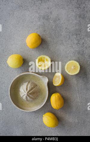 Spremere il succo homegrown limoni organico Foto Stock