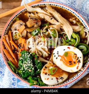 Ramen zuppa di noodle al pollo e uova bollite (Asia) Foto Stock