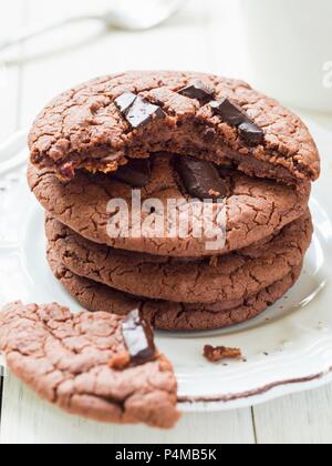 Una pila di flourless vegana senza glutine biscotti al cioccolato Foto Stock