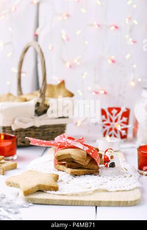 Natale biscotti frollini con il bianco e il rosso delle decorazioni Foto Stock