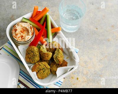 Falafel con houmous e crudites vegetale Foto Stock