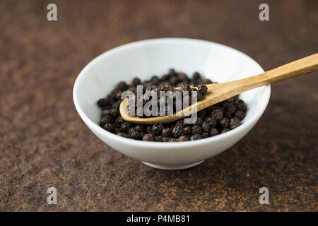 Una ciotola di pepe nero Foto Stock