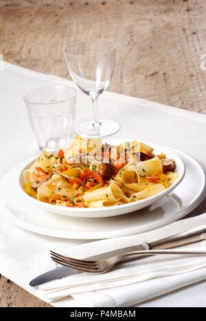 Pappardelle con funghi porcini, gamberi e peperoncino Foto Stock