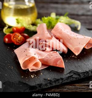 Prosciutto veneziano con insalata Foto Stock