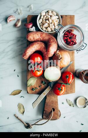 Salsicce, cipolle, pomodori, fagioli bianchi, fagioli rossi, aglio, alloro e ansjovis Foto Stock