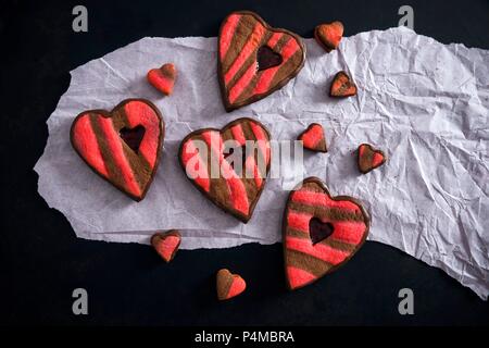 A forma di cuore torte ripiene con gelatina di lamponi (vegane) Foto Stock