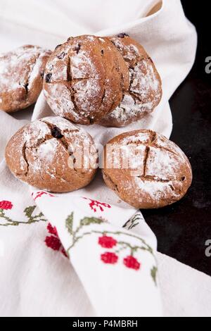 Piccoli panini dolci di castagne con nocciole, mirtilli e mirtilli rossi Foto Stock
