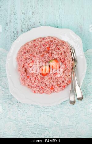 Fragola budino di riso su una piastra con posate Foto Stock