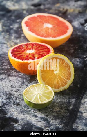 Un assortimento di agrumi, tagliati a metà Foto Stock