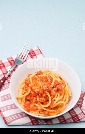 Bucatini all'amatriciana (Lazio, Italia) Foto Stock