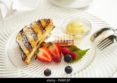 Grigliata di toast alla francese con frutta e gelato alla vaniglia Foto Stock