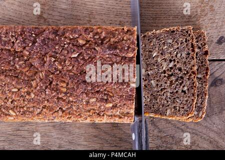 Danish integrali pane di frumento con chicchi verdi, semi di lino e di malto d'orzo Foto Stock