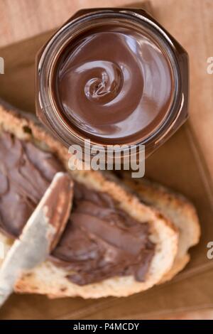 Cioccolato da spalmare in un vaso e sul pane Foto Stock