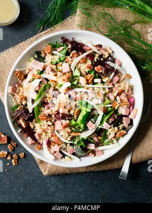 Prosciutto, finocchi e insalata di quinoa su sfondo scuro Foto Stock