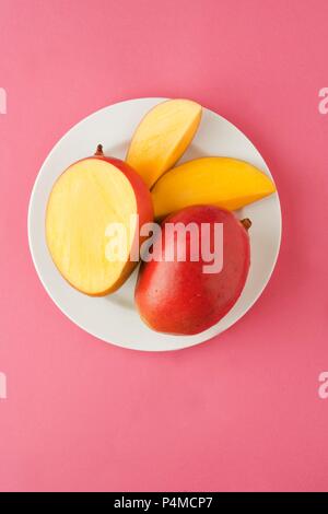 Mango; intera, mezza, cunei Foto Stock