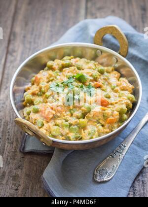 Pisello verde curry masala in una pentola di rame (India) Foto Stock