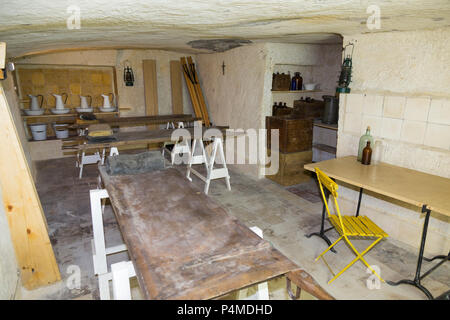 Primo soccorso post / sala medica / facility all'interno dell'Air Raid Shelter tunnel tunnel / interno / fermata Museo di Guerra di Malta, Malta. (91) Foto Stock