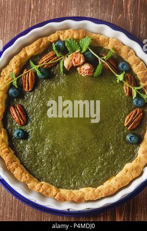 Tè verde torta vegetariana match con i dadi e le foglie di menta Foto Stock