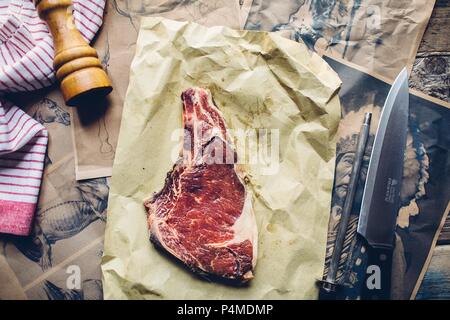 Un greggio di bistecca di cavallo sulla carta da forno Foto Stock