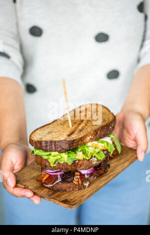 Un sandwich alla griglia con verdure, uova e bacon Foto Stock