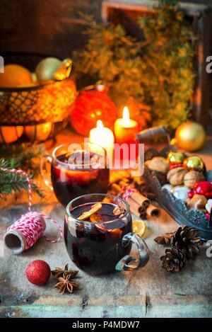 Vin brulé su un festively set table Foto Stock