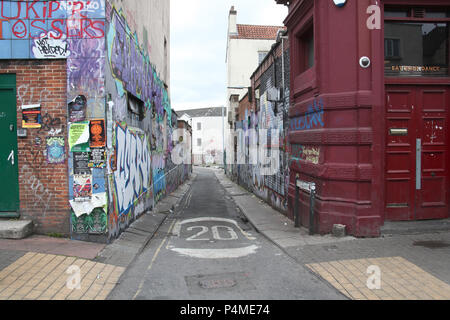 Una coperta di graffiti strada laterale in Stokes Croft, Bristol, Inghilterra. Foto Stock