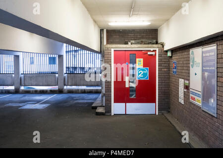 Porte per le scale interne manieri parcheggio multipiano dell'hotel a Newcastle upon Tyne Foto Stock