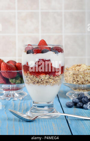 Fragola Lampone Mirtillo parfait con bacche e granola Foto Stock