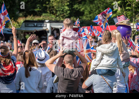 Un bambino si siede sulla cima di suo padre a spalle come tutti festeggia sul lungo cammino durante il Royal Wedding di S.A.R. il principe Harry e la Sig.ra Meghan Markle. La folla si rallegra e celebrato come il giovane detta i loro voti. Foto Stock