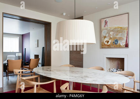 Sala da pranzo moderna con luce pendente Foto Stock