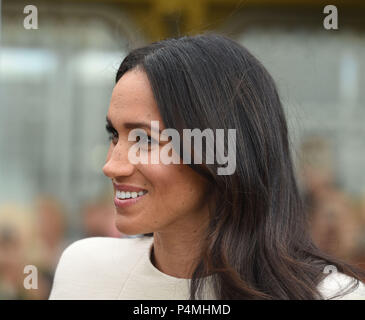 Sua Maestà la Regina e la Sua Altezza Reale la Duchessa di Sussex visitando Cheshire, giovedì 14 giugno 2018.Un sorridente Duchessa di Sussex a Runcorn Station Giovedì 14 Giugno 2018. Foto Stock