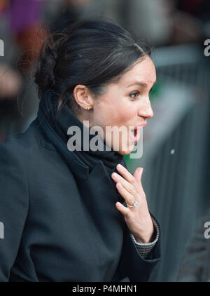 Il principe Harry e Meghan Markle fanno la loro prima visita in Galles come un giovane, nella foto incontro la folla al Castello di Cardiff, giovedì 18 gennaio 2018. Foto Stock