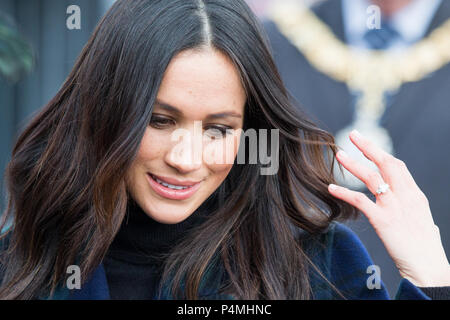 Il principe Harry e Meghan Markle arrivare al Castello di Edimburgo sul loro primo ufficiale visita congiunta in Scozia. Esse sono ufficialmente accolto per la città dai Royal Marines Scozia Band presso l'Esplanade di fronte all'iconico il Castello di Edimburgo il 13 febbraio 2018. Foto Stock