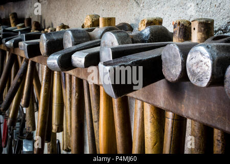 Selezione di martelli presso un negozio di metallo in Istanbul, lo strumento giusto per il lavoro. Foto Stock