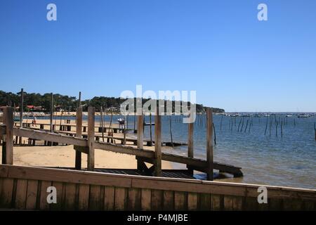 Oyster cultura nel villaggio di Piraillan, Bassin d'Arcachon, Gironde, Francia Foto Stock