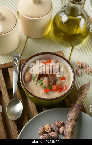 Minestra di fagioli e altre verdure con acciughe - primo piano Foto Stock