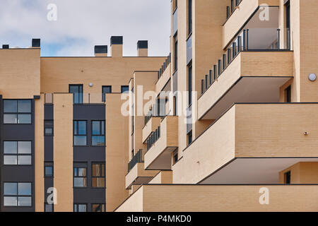 Nuova costruzione di mattoni la facciata esterna con terrazze. Costruzione. Comprare, affittare Foto Stock