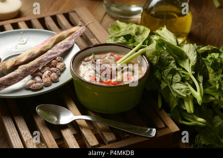 Minestra di fagioli e altre verdure con acciughe - primo piano Foto Stock