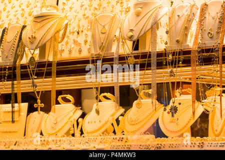 Oro Gioielli collane anelli bracciali guardare la ricchezza, gioielli anelli con diamanti e collane mostrano in luxury retail store window display vetrina backgroun Foto Stock