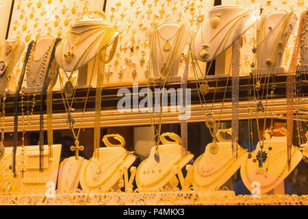 Oro Gioielli collane anelli bracciali guardare la ricchezza, gioielli anelli con diamanti e collane mostrano in luxury retail store window display vetrina backgroun Foto Stock