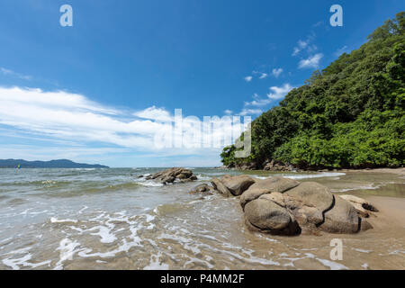 Il Borneo rainforest raggiunge il mare della Cina del Sud a Kota Kinabalu, Borneo Malaysia Foto Stock