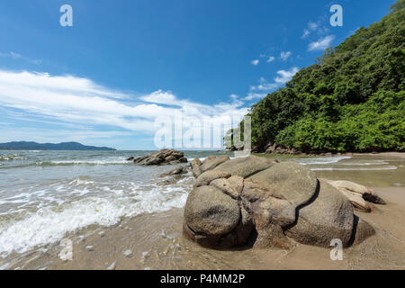 Il Borneo rainforest raggiunge il mare della Cina del Sud a Kota Kinabalu, Borneo Malaysia Foto Stock