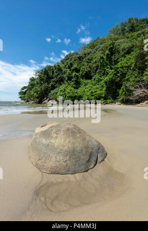 Il Borneo rainforest raggiunge il mare della Cina del Sud a Kota Kinabalu, Borneo Malaysia Foto Stock