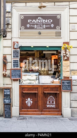 Firenze, Italia. 1 giugno 2018: piccolo e tipico negozio chiamato Panino nella piazza di Sata Maria Novella di vendita di alimenti con cartelloni dipinti con chalk in i Foto Stock