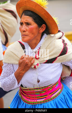 Local woman dancing durante il Festival della Vergine de la Candelaria a Lima in Perù. Il nucleo del festival è la danza e la musica eseguita da differenti Foto Stock