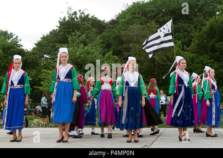 Ballerini di Plougastel-Daoulas indossando il costume tradizionale . Plougastel Daoulas.Finisterre. La Bretagna. Francia Foto Stock