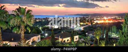 Nikiti town, Calcidica, Grecia, vista dall'alto panorama cityscape in serata con edifici, mare e montagna Foto Stock