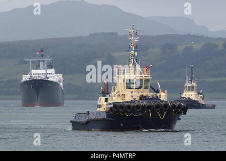 TS Empire State VI (T-AP-1001), un corso di formazione per nave gestita dalla SUNY Maritime College con il Svitzer rimorchiatori Svitzer Milford e Ayton croce. Foto Stock