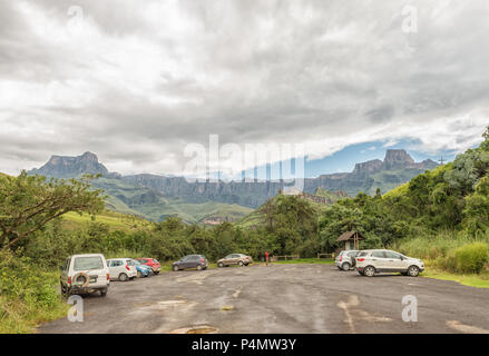 ROYAL NATAL NATIONAL PARK, SUD AFRICA - 15 Marzo 2018: l'area di parcheggio all'inizio di Tugela Gorge sentiero escursionistico. L'anfiteatro è nel retro. Foto Stock