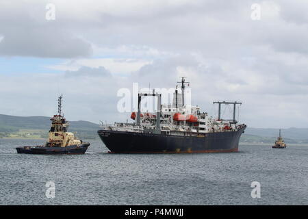 TS Empire State VI (T-AP-1001), un corso di formazione per nave gestita dalla SUNY Maritime College con il Svitzer rimorchiatori Anglegarth e Ayton croce. Foto Stock